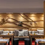 Unique Post Hotel 4*